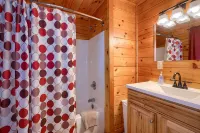 Quaint cabin nestled in the pines. - 3-Star