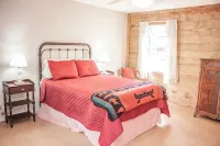 Leaning Pines Lodge, Sleeps 10, Double Cabins in the woods, 30 min to Round Top - 3-Star