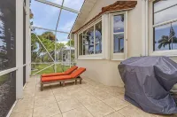 MAGNIFICENT! LUXURY WATERFRONT HOME;BIG HEATED POOL-80’ DOCK! 5 MIN FISH VILLAGE - Jacuzzi