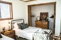 Cozy 4BR Escape in Amenity Filled Hideout - Boutique