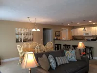 Downtown Traverse City Condo, close to shops, food, recreation, beaches. - ห้องครัว
