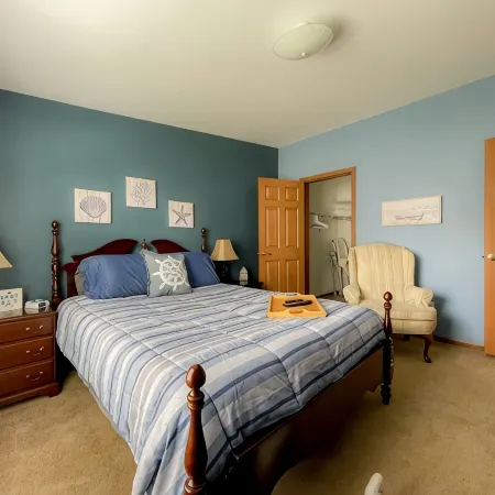 Vacation Delight-Two blocks from boat launch, park, beach and popular Newman St.