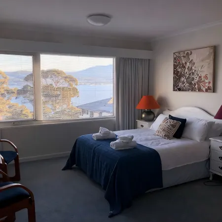 Huge luxurious Family home - Stunning Water Vista, 15 min from Hobart CBD