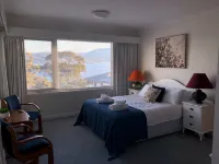 Huge luxurious Family home - Stunning Water Vista, 15 min from Hobart CBD - ติดทะเล