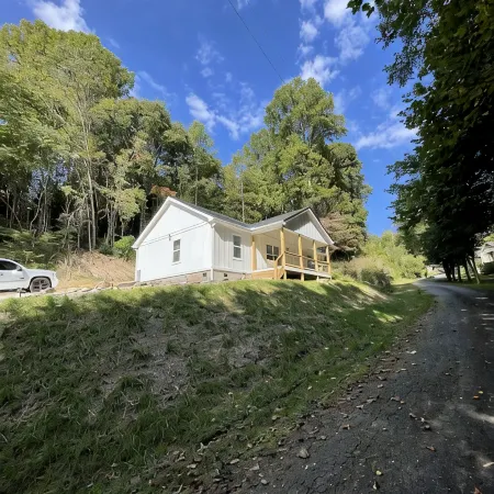 Brand new home less than one mile to Bryson City!