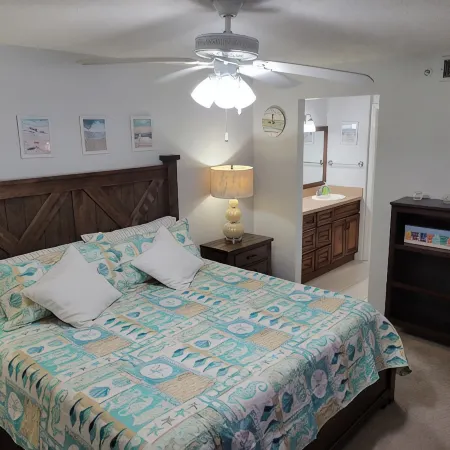 Bobby's oceanfront   2 king suites and bunk beds condo