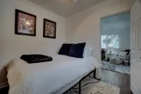 Cozy little cottage W/ private yard in town - 4-Star