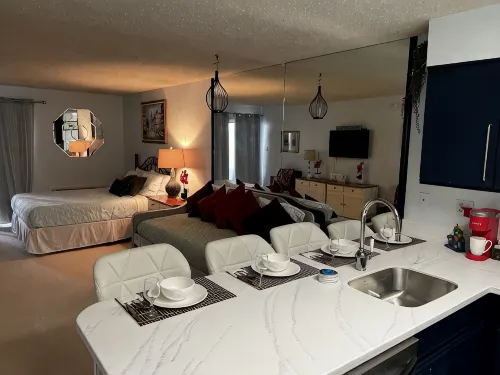 Newly renovated- beautiful Condo near the Beach- Sleeps 4 Linen /Towels Provided - Condos