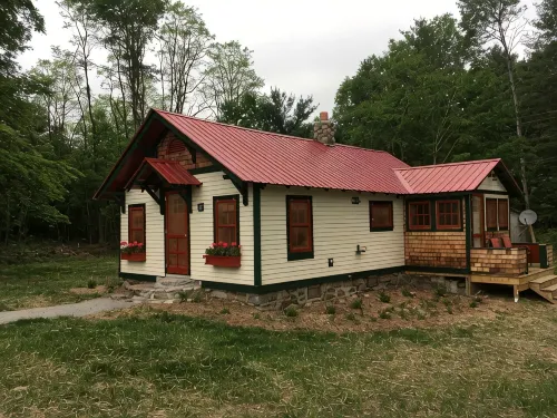Beautiful cottage on quiet country road walking distance to charming North Creek - 3-Star