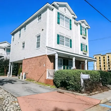 2 min walk to the beach! Gorgeous and spacious home perfect for a group!