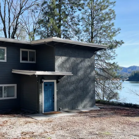 Waterfront home on Shasta Lake- Bar, Pool Table, Hot Tub, Boat Parking