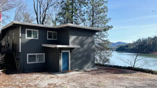 Waterfront home on Shasta Lake- Bar, Pool Table, Hot Tub, Boat Parking - 4-Star