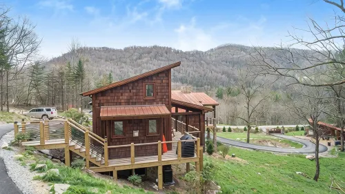 Husky Hideaway - Mountain views, Pet-friendly, Wi-Fi, and King Bed. - Mountain view