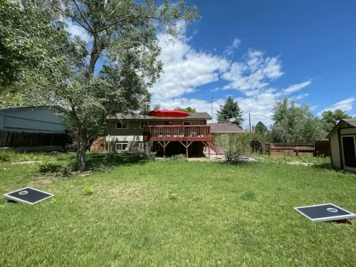 Cheerful 4 Bedroom Home - Back Yard/Game Room! - Homestays