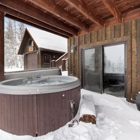 Twin Aspen-Terry Peak Cabin, Hot Tub, WiFi & AC, Garage Access