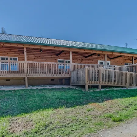 Piney Knob Lodge-15 Min to Lake Lure-30 Min to TIEC-Hot Tub -Stocked Pond-Creek