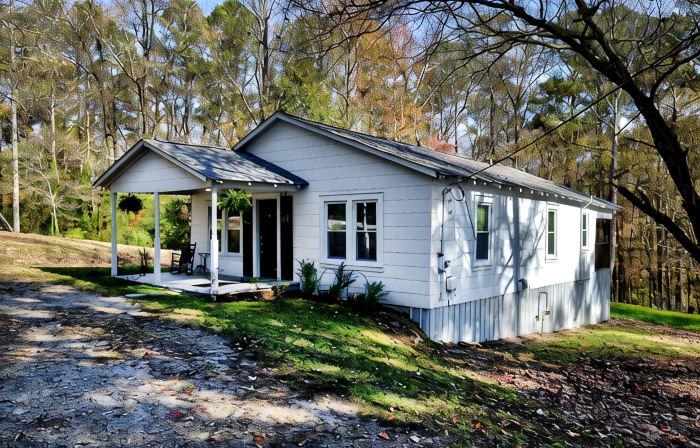 Charming Country Cottage Retreat -  Walking distance to Downtown