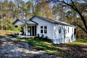 Charming Country Cottage Retreat -  Walking distance to Downtown