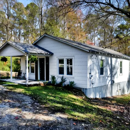 Charming Country Cottage Retreat -  Walking distance to Downtown