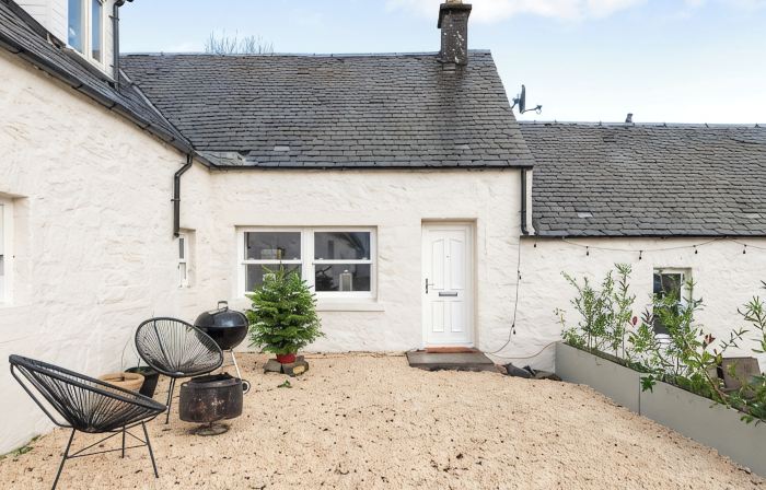 Luxury 3 Bedroom Cottage with Garden, Private Courtyard, in the heart of Killin.