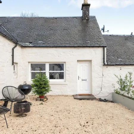 Luxury 3 Bedroom Cottage with Garden, Private Courtyard, in the heart of Killin. キリンのホテル