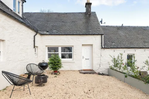 Luxury 3 Bedroom Cottage with Garden, Private Courtyard, in the heart of Killin. - 4-Star