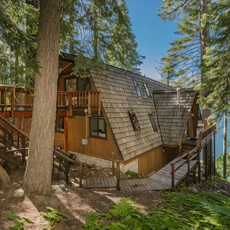 Lakefront Cabin with private pier on Donner Lake