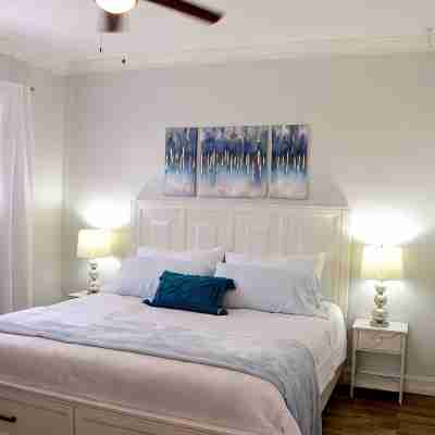 Beautiful 1 Bed 1 Bath Apartment with pool and with walking distance to beach Rooms