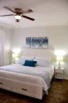 Beautiful 1 Bed 1 Bath Apartment with pool and with walking distance to beach - 홈스테이