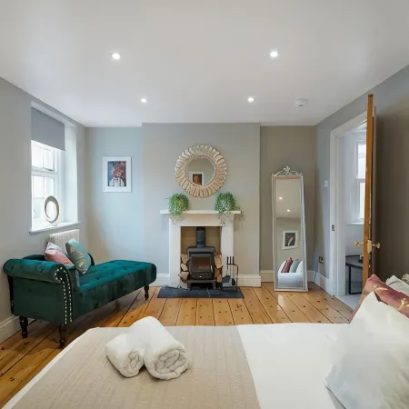 4BD/3Bath/2Car Drive/Garden/Games room/Nr Hospital