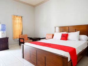 RedDoorz Near Mutiara Sis Al Jufrie Airport Palu