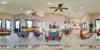 Econo Lodge Inn & Suites