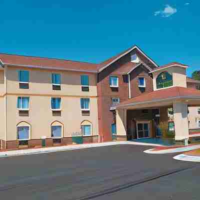 La Quinta Inn & Suites by Wyndham Rome Hotel Exterior