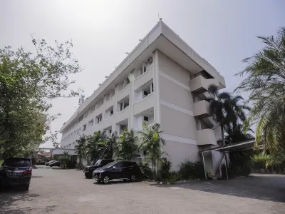 RedDoorz Plus at Pitagiri Gbk Senayan Hotels in Palmerah