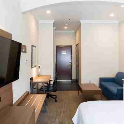 Holiday Inn Express & Suites Davis - University Area Rooms