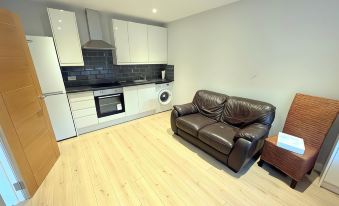 2-Bedroom House in South London - Sutton