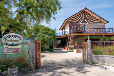 Smilingface Guesthouse Отели рядом с достопримечательностью «Wat Traphang Tong Lang»