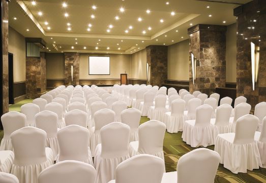 라스 팔마스 리조트의 아름다운 수영장 전경