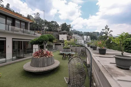 C8 Home Dago Pakar Отели рядом с достопримечательностью «Dago Pakar Water Fall»