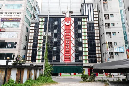 Clio Motel Отели рядом с достопримечательностью «National Institute of Biological Resources»