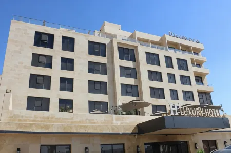 H Luxury Hotel Отели рядом с достопримечательностью «Храм Душареса»