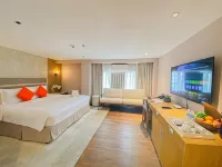 Hotel St. Ellis Hotels near Forest Lake Memorial Parks