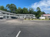Baymont by Wyndham Cheraw - parking