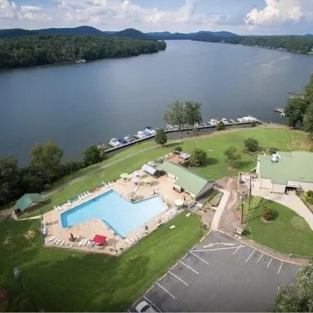 Lake Escape on Lake Tillery / Gated Community / High Speed Internet