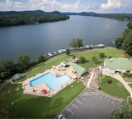 Lake Escape on Lake Tillery / Gated Community / High Speed Internet Отели в г. Ухари