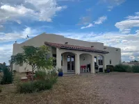 Luxury hilltop home with great views in the heart of wine country Hotel dekat Arizona Hops and Vines