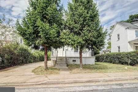 Spacious Elegantly Furnished 4BR House in Great Location in Baltimore Отели рядом с достопримечательностью «Парк Хилтон Тайр»