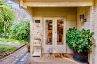Duck Lodge B&B with Hot Tub Hotels in Pyecombe