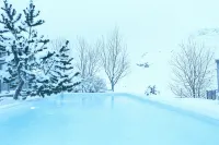 Frost and Fire Hotel - С бассейном