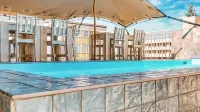 إيربان أواسيز أبارت هوتل - مسبح على السطح